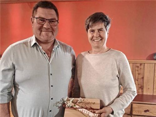 Klemens Schneider zeichnete unter anderem Susanne Wastlhuber für ihre langjährige Vereinstreue aus. Foto re