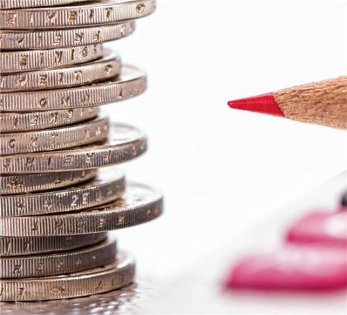 Kolbermoor muss mit dem Rotstift planen. Das Geld sitzt nicht mehr so locker. Foto IMAGO/Wolfilser