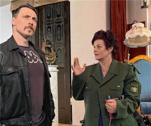 Kommissar Georg Reiz (Nik Maier) und seine tollpatschige Assistentin Tina Tölpel (Katharina Barth) sorgen für Verwirrungen. Foto re