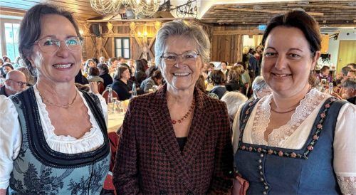Kreisbäuerin Katharina Kern (links) und ihre Stellvertreterin Maria Fischbacher (rechts) mit Ehrengast Susanne Breit-Keßler im Gasthaus Stechl. Fotos Weithofer
