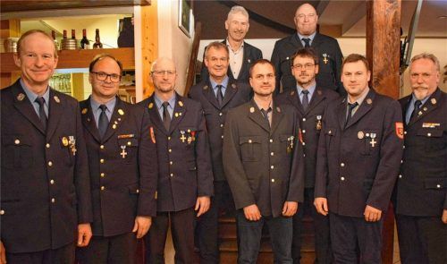 Kreisbrandinspektor Bernd Michel (Zweiter von links), Kreisbrandrat Harald Lechertshuber (Dritter von links) und Kreisbrandmeister Anton Bruckeder (Erster von rechts) ehrten sechs Mitglieder der Feuerwehr Elsbeth für ihren langjährigen aktiven Dienst. Oben links: Bürgermeister Christian Seidl. Fotos Hinmüller