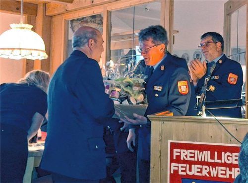 Kreisbrandmeister Stefan Pfliegl (Mitte) dankte Walter Freitag (links) für sein Engagement als Landkreisausbilder mit einem Geschenkkorb. Hinter ihm applaudierte Kreisbrandinspektor Franz Hochhäuser. Foto Petra Wagner