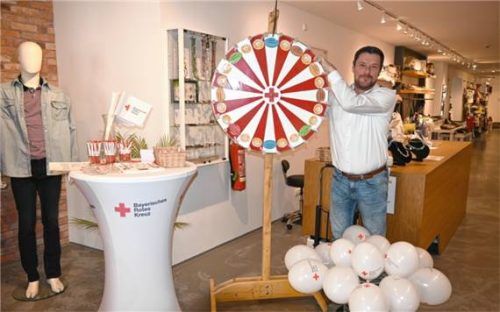 Kreisgeschäftsführer des BRK Mühldorf, Jürgen Sollfrank, vor der Glücksradaktion im Kleiderladen in Mühldorf.Foto BRK