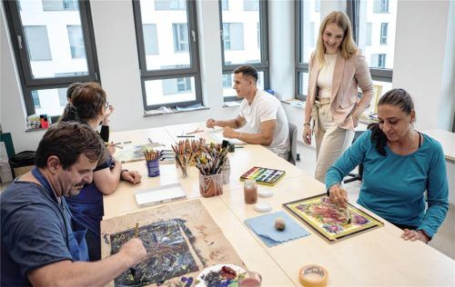 Kunstakademie? Nein – Kunsttherapie. In den neuen Räumen der kbo-Tagesklinik können Patienten die unterschiedlichsten Therapieformen in Anspruch nehmen. Fotos kbo-Inn-Salzach-Klinikum