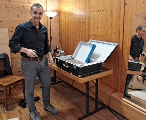 Kurz vorm Auftritt: Stefan Kröll in der Auerbräu-Festhalle. Foto Weiser