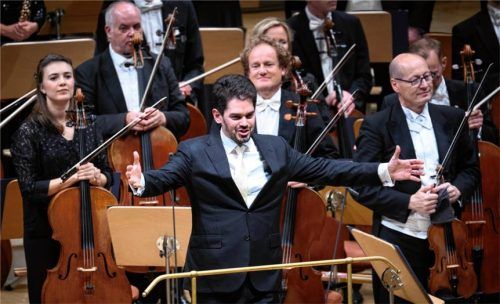 Lahav Shani nimmt beim Musikfest Berlin den Applaus entgegen. Foto dpa
