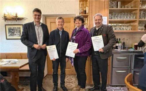 Landrat Max Heimerl mit den geehrten langjährigen Mitgliedern Simon Huber, Maria Fischberger und Christian Swoboda (von links). Foto Meindl