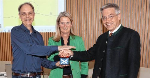 Landrat Otto Lederer, Kreisjugendamt-Leiterin Sabine Stelzmann und Familienbildung-Koordinator Frank Wiens schalten die neue Familien-App symbolisch mit einem Buzzer frei. Foto Landratsamt Rosenheim