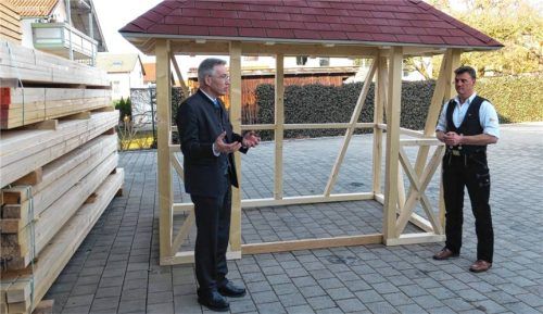 Landrat Otto Lederer (links) bedankte sich beim Innungsobermeister Thomas Pichler für das Bushäuserl. Foto Baumann