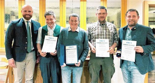 Landtagsabgeordneter Konrad Baur (CSU, links) gratulierte mehreren Mitgliedern der CSU Pittenhart zu ihrer langjährigen Mitgliedschaft (von links nach rechts): Philipp Spiel (20 Jahre), Sebastian Esterlechner (30 Jahre), Roland Kirr (zehn Jahre) und Reinhard Schreiner (20 Jahre).Foto  ©Philipp Spiel