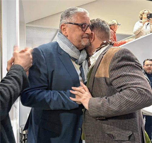 Landtagsabgeordneter Sascha Schnürer war einer der Ersten, die Emil Kirchmeier (links) zum Wahlerfolg gratulierten. Foto Lohmann