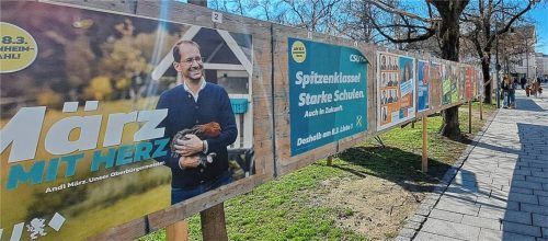 Lange Liste: In Rosenheim konkurrieren sieben Kandidaten um das Amt des Oberbürgermeisters. Zu sehen sind sie einträchtig nebeneinander an der Münchener Straße. Foto Michael Weiser