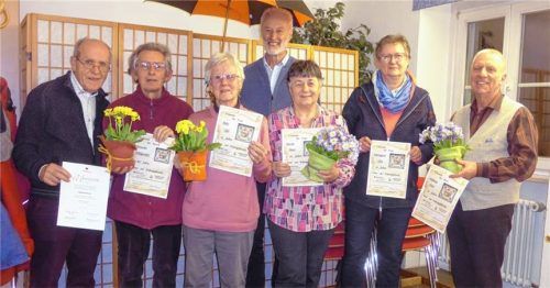 Langjährige Mitglieder erhielten Ehrungen: (von links) Manfred Ehrler (50 Jahre), Alexander Wildgruber (20 Jahre), Betty Eibl (15 Jahre), Präses Andreas Demmel mit Schirm, Monika Mayer (20 Jahre), Irmengard Glas und Wolfgang Thiele (jeweils zehn Jahre). Foto re
