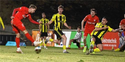 Lenny Thiel (links) erzielte das 1:0 für Erlbach, hier versucht sich Thorsten Nicklas in seinen Schuss zu schmeißen.Foto Zucker