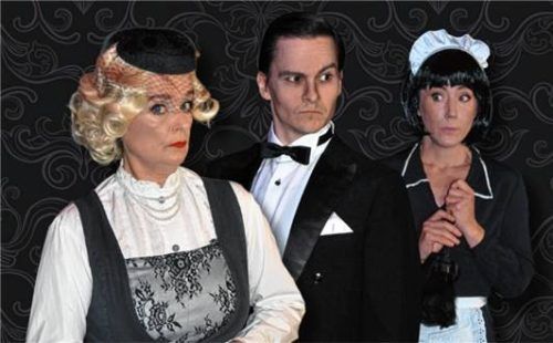 Lisa Hanöffner, Patrick Brenner und Liza Riemann spielen alle Rollen (von links). Foto  ©Johanna Hirl