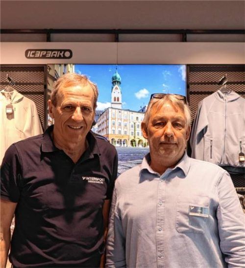 Luftiger, modern und mit Rosenheimer Elementen: Der Intersport Siebzehnrübl in der Fußgängerzone hat umgebaut. Darauf sind Inhaber Udo Siebzehnrübl (links) und Filialleiter Alexander Kneisl sehr stolz. Foto Mischner