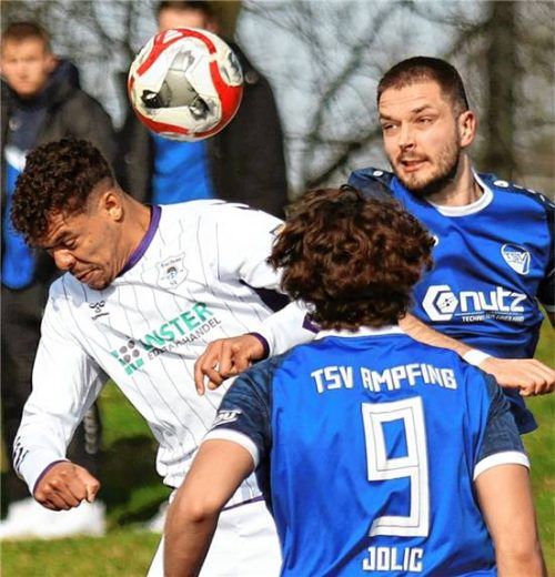 Luftkampf zwischen dem Aschauer Luciano Liquiliqui (links) und Ampfings Marcel Spitzer.Foto Christian Butzhammer