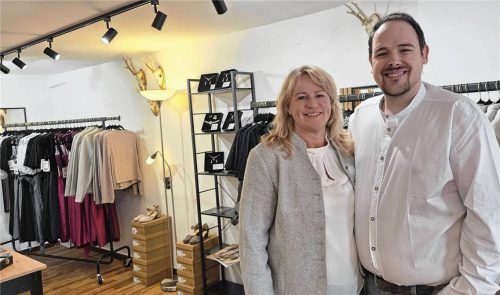 Lukas Hartl hat zusammen mit seiner Mama Doris das „Trachten iTüpferl“ am Weberzipfel in der Wasserburger Altstadt eröffnet. Foto Birkhof