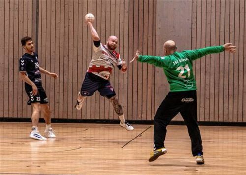 Lukas Wessely (Mitte) und der SV Bruckmühl gingen gegen Anzing II leer aus.Foto Manfred Pollnow