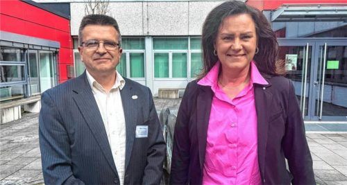 Klare Aussagen zum Handyverbot in der Schule: Dr. Ute Eiling-Hütig, Vorsitzende des Bildungsausschusses im Bayerischen Landtag, und René Krieger, stellvertretender LEV-Vorsitzender und Vorsitzender des Elternbeirates am Sebastian-Finsterwalder-Gymnasium in Rosenheim. Foto Kreibich