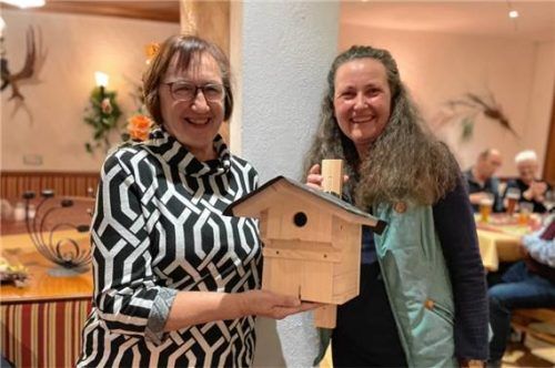 Maria Guggenberger (links) bekam den von Alfons Daxenberger spendierten Nistkasten von der Vorsitzenden des Gartenbauvereins Kathi Bauer (rechts) überreicht. Foto re