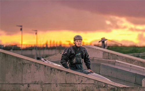 Marian Arnu aus Nußdorf trainiert täglich für seinen Kajaksport. Hier wartet er an der Startrampe darauf, dass es losgehen kann. Foto Arnu