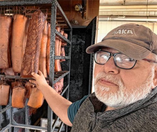 Marinus Winkler produziert in eingeschränktem Umfang weiterhin Ware. Auf unserem Bild begutachtet er gerade die Qualität von frischem Geräucherten. Foto Kotter