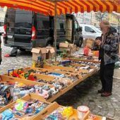 Ein einsamer Verkäufer am Stadtplatz