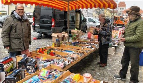 Martin Baumgartner aus Burgkirchen im Gespräch mit wenigen Kunden.Foto  Jaensch