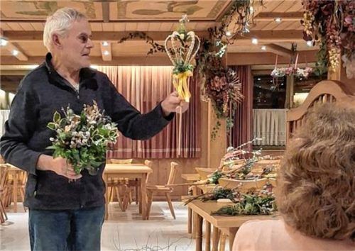 Martin Schechtl zeigt verschiedene Palmbuschen.Foto  re