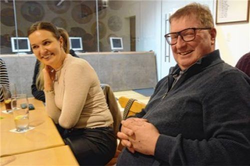 Matthias Huber, Bürgermeister der Gemeinde Erharting, neben der Kassiererin des Vereins, Stefanie Gründl, unterstützt den Verein tatkräftig. Foto Fuhrmann