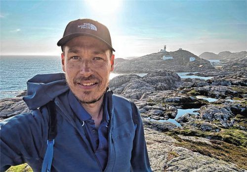 Max Baudrexl beim Start seiner 2.700 Kilometer langen Wanderung zu Fuß quer durch Norwegen am südlichsten Punkt in Lindesnes mit dem bekannten Leuchtturm. Fotos Baudrexl/Effner