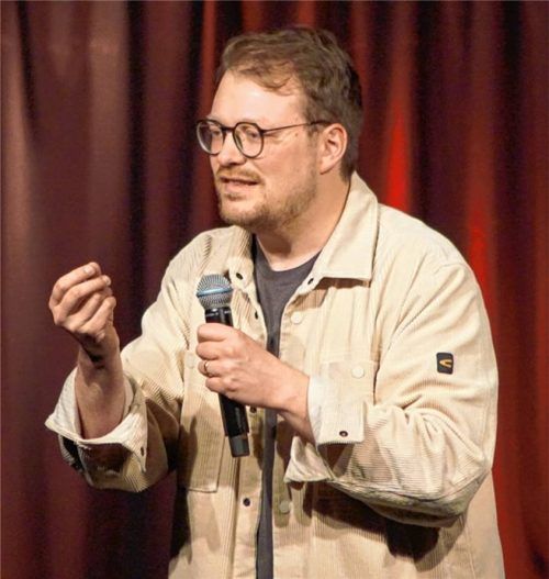 Maxi Gstettenbauers Bühnenprofil wird oft von treffenden Gesten abgerundet, die das Gesagte deutlich wirkungsvoller gestalten. Foto becker