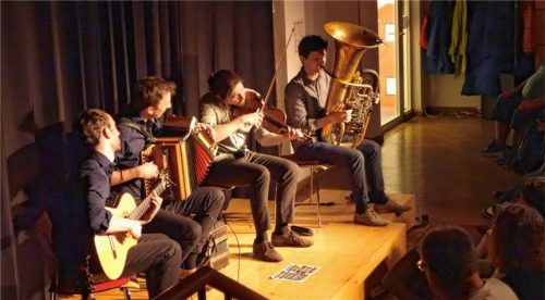 Maxjoseph spielt ein Programm aus Volksmusik mit Tangos und Walzern: (von links) Georg Unterholzner (Gitarre), Andreas Winkler (Steirische Harmonika), Nathanael Turban (Geige) und Florian Mayrhofer (Tuba). Foto Friedrich