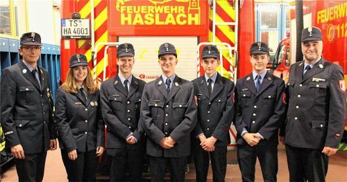 Mehrere aktive Einsatzkräfte wurden in der Versammlung befördert. Von links: Zweiter Kommandant Stefan Breitling, Oberfeuerwehrfrau Melanie Egger, Feuerwehrmann Leo Schubert, Feuerwehranwärter Emil Schubert, die Feuerwehrmänner Michael Kaiser und Jonas Hörner sowie Kommandant Klaus Kropp. Foto Hobmaier