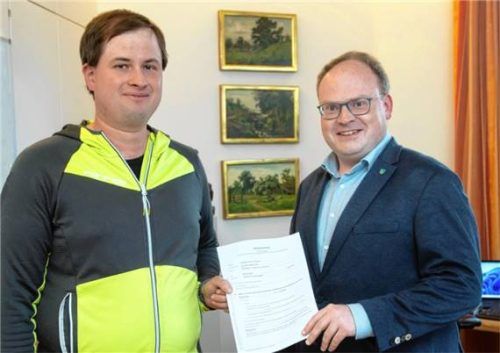 Michael Färber (links) wird von Bürgermeister Andreas Friedrich im Team des Priener Wasserwerks begrüßt. Foto Berger