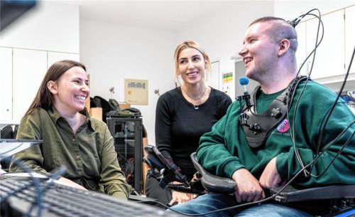 Michael Mehringer zusammen mit zwei Forscherinnen der Technischen Universität München. Foto Eckert/TUM