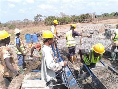 Mit Begeisterung wird an der Schule gebaut.