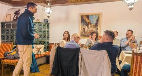 Mit Beifall empfingen die Anhänger den zukünftigen Unterwössner Bürgermeister Johannes Weber (CSU) am Wahlabend im Restaurant Lickei. Foto Flug