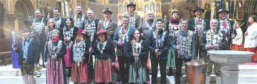 Mit brennenden Fackeln stellten sich die 22 Schützenköniginnen und -könige im Altarraum auf. Foto  Bachmaier