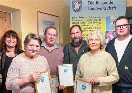 Mit Ehrennadeln wurden (von Zweiter von links) Heidi Probst, Josef Schroll, Engelbert Georg und Brigitta Essendorfer bei der Jahresversammlung des Bienenzuchtvereins geehrt. Dazu gratulierten Vorsitzende Luise Mitterreiter (links) und Zweiter Vorsitzender Christian Lackner (rechts). Foto Volk