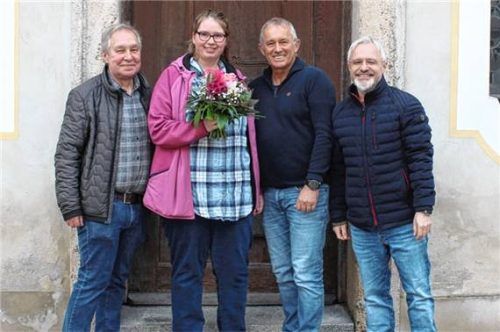 Mit einem Blumenstrauß hießen Hans Wenisch (links), Herbert Prantl-Küssel und Ulrich Huber (rechts) das neue Pfarrgemeinderatsmitglied Jacqueline Franz willkommen. Foto Stiftung Attl
