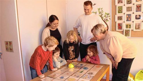 Mit einem Bodenroboter namens Bei-Bots können die Kinder mit einer Rakete bis zum Mond fliegen. Es schauen dabei begeistert zu (von links) Sabrina Fritz, Florian Graml und Cornelia Reichthalhammer.Fotos  Huckemeyer