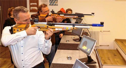 Mit einem ersten Schuss und einem gezielten Volltreffer von (von links) Bürgermeister Max Singer und Schützenmeister Richard Kotz eröffneten die Auer Hubertusschützen ihren neuen Schießstand im Dachgeschoss der Auer Grundschule. Foto Strim