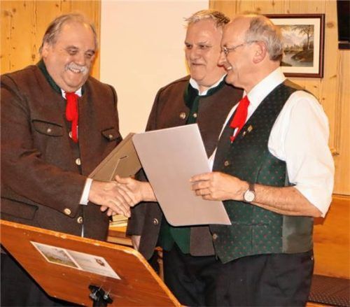 Mit einer Ehrenurkunde verbunden mit „1000 Dank für 1000 Taten“ gratulierten (von rechts) Hubert Schlemer und Markus Seebacher Sepp Schlemer für 40 Jahre aktives Singen und Engagement beim MGV „Liederkranz Au“. Foto Strim