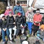 Kinder beteiligen sich an Umweltaktion