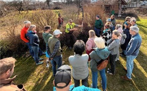 Mit großem Interesse folgten die Gartenfreunde den Ausführungen und praktischen Anwendungen von Referent Günther Grünbacher.Foto  Wagner