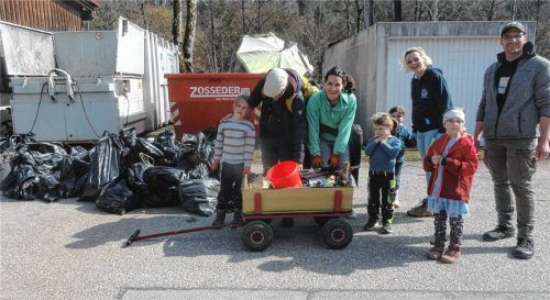 Mit Kind und Kegel, Bollerwagen und voller Tatendrang wurden gut an die 50 Säcke voll Müll gesammelt. Foto Rothmaier