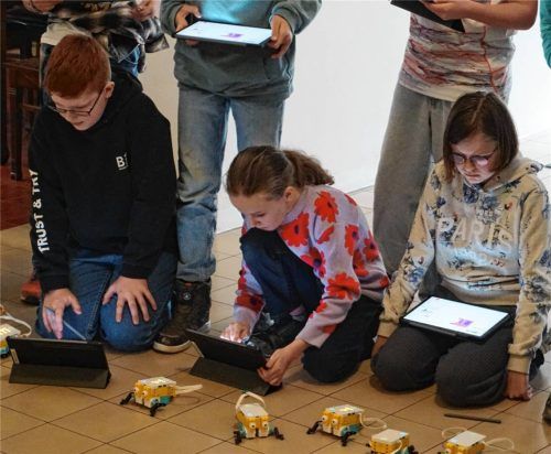 Mit Legoteilen und Tablet machten sich die Teilnehmer konzentriert und mit viel Spaß daran, ihren eigenen Roboter zu bauen und zu programmieren.Foto  Sutherland