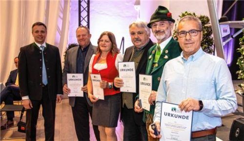Mit Verdienstabzeichen für ihr besonderes Engagement in der ehrenamtlichen Vereinsarbeit ehrte Oberbürgermeister Dr. Christian Hümmer (von links) Hartmut Hille (Bronze), Bettina Hackl (Silber) sowie Gerhard Poller, Alfred Prosser und Jesus Lohwieser (alle Gold) beim Festakt im Kulturforum Klosterkirche. Foto Effner